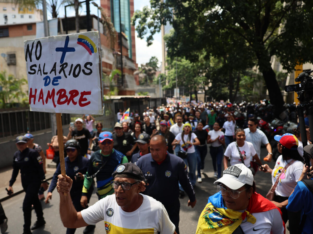 Acompañados por la tercera edad, trabajadores exigen ante la Defensoría el fin de la política de bonos