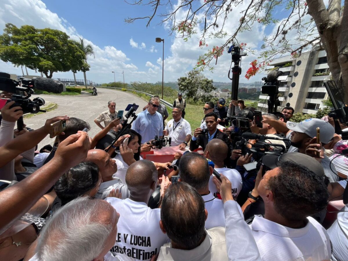 Coalición Sindical y CTV entregan documento en la Embajada de EEUU para exigir transición democrática