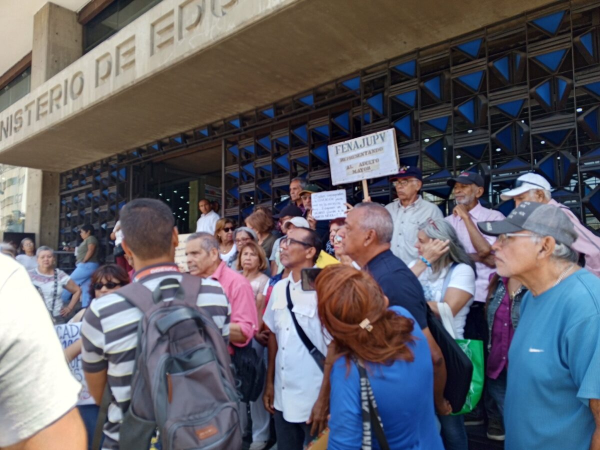Jubilados y pensionados del sector educativo protestan para exigir inclusión en pago de bonos de responsabilidad profesional