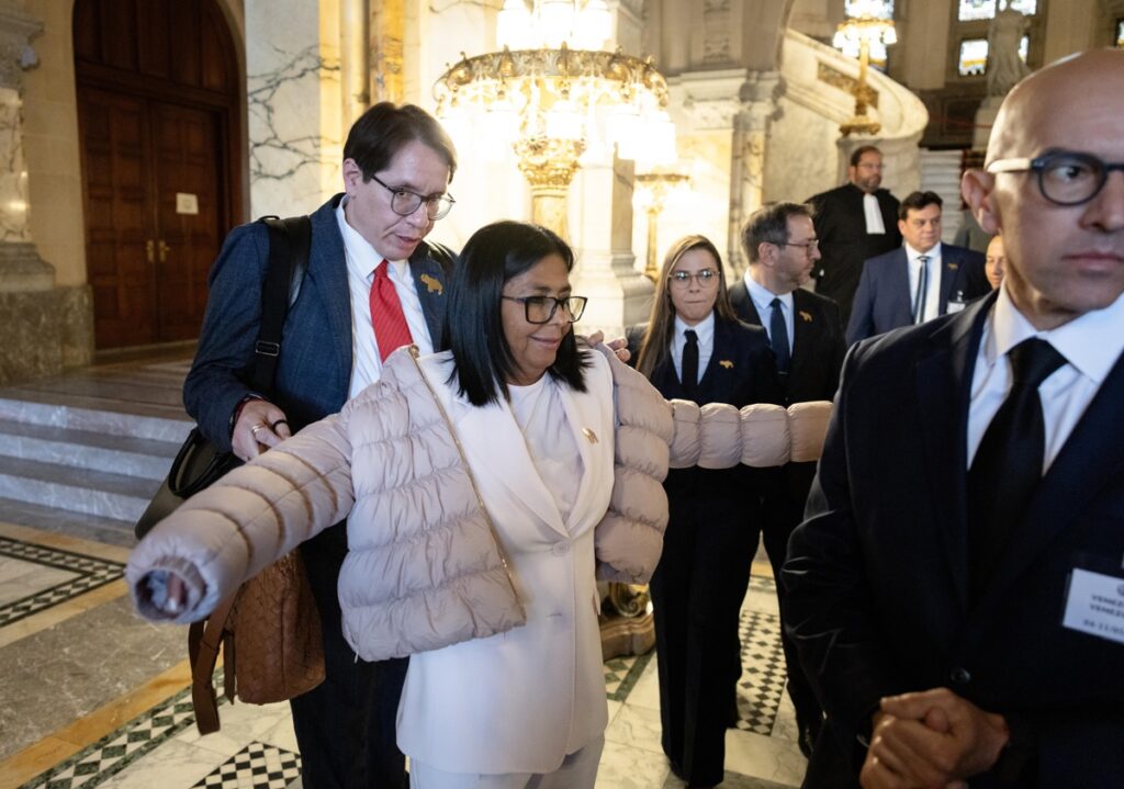 Delcy Rodríguez recibió permiso especial del Gobierno neerlandés para viajar a La Haya